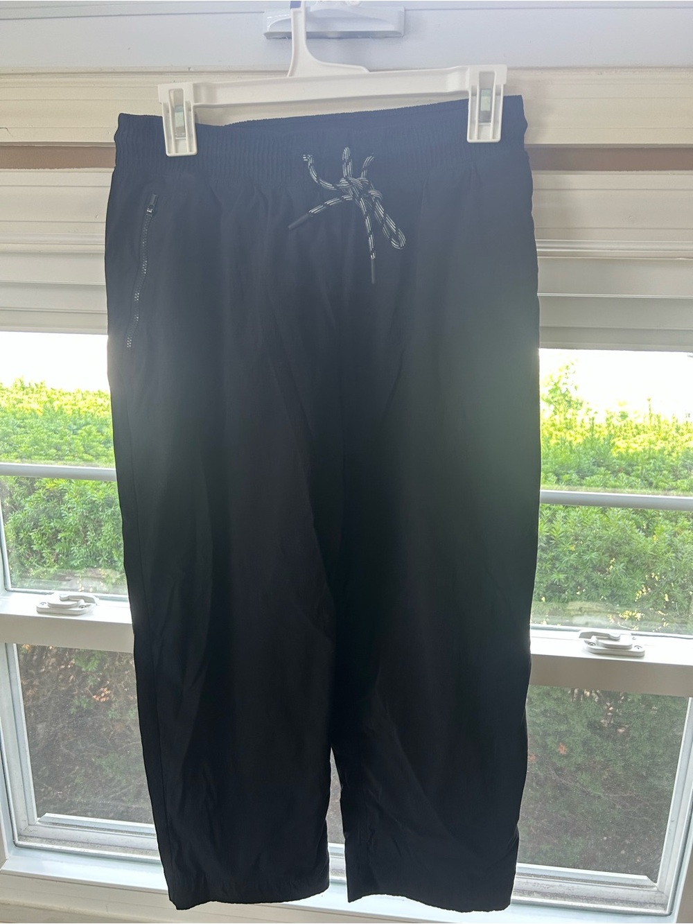 Athleta women’s cropped Black Drawstring hiking pants (size 6)